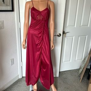 VINTAGE INTERLUDES By CIRA NYLON NIGHTGOWN. SIZE M. Cranberry color. Beautiful!